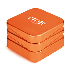 STEEZY® 4+1 | High Class Grinder | 63mm | 4-teiliger Grinder | quadratisch | CNC-gefräste Aluminiumlegierung | Neodym Magnetverschluss | Inklusive Pinsel & Klopfband "Blazing Orange"