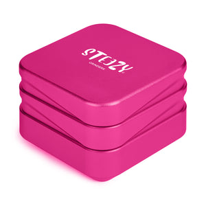 STEEZY® 4+1 | High Class Grinder | 63mm | 4-teilig Kräutermühle | quadratisch | CNC-gefräste Aluminiumlegierung | Neodym Magnetverschluss | Inklusive Pinsel & Klopfband "Pink Bubblegum"