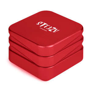 STEEZY® 4+1 | High Class Grinder | 63mm | 4-teilig Kräutermühle | quadratisch | CNC-gefräste Aluminiumlegierung | Neodym Magnetverschluss | Inklusive Pinsel & Klopfband "Amsterdam Red"