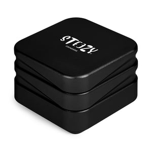 STEEZY® 4+1 | High Class Grinder | 63mm | 4-teilig Kräutermühle | quadratisch | CNC-gefräste Aluminiumlegierung | Neodym Magnetverschluss | Inklusive Pinsel & Klopfband "Black Beauty"