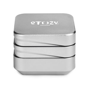 STEEZY® 4+1 | High Class Grinder | 63mm | 4-teilig Kräutermühle | quadratisch | CNC-gefräste Aluminiumlegierung | Neodym Magnetverschluss | Inklusive Pinsel & Klopfband "Cool Silver"