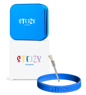 STEEZY® Classic | High Class Grinder | 63mm | 2-teilig Kräutermühle | quadratisch | CNC-gefräste Aluminiumlegierung | Neodym Magnetverschluss | Inklusive Pinsel & Klopfband "Electric Blue"