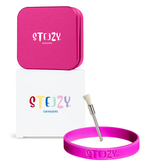 STEEZY® Classic | High Class Grinder | 63mm | 2-teilig Kräutermühle | quadratisch | CNC-gefräste Aluminiumlegierung | Neodym Magnetverschluss | Inklusive Pinsel & Klopfband "Pink Bubblegum"