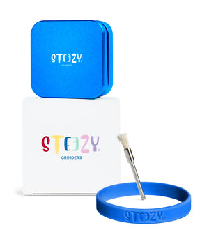STEEZY® Pocket | High Class Grinder | 55mm | 2-teilig Kräutermühle | quadratisch | CNC-gefräste Aluminiumlegierung | Neodym Magnetverschluss | Inklusive Pinsel & Klopfband "Electric Blue"