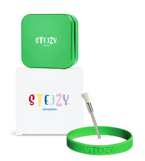 STEEZY® Pocket | High-Class Grinder | 55mm | 2-piece herb grinder | square | CNC-machined aluminum alloy | Neodymium magnetic closure | Includes brush & tapping band "Summer Green"
