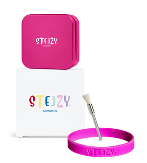 STEEZY® Pocket | High Class Grinder | 55mm | 2-teilig Kräutermühle | quadratisch | CNC-gefräste Aluminiumlegierung | Neodym Magnetverschluss | Inklusive Pinsel & Klopfband "Pink Bubblegum"